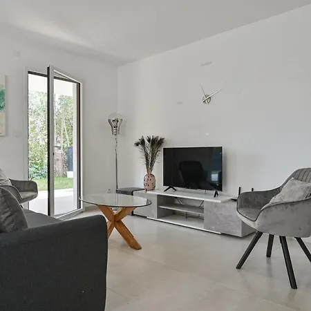 T3 Neuf – C13 - Jardin-terrasse Et Piscine – Accès Direct Plages Et Centre Village Apartment *