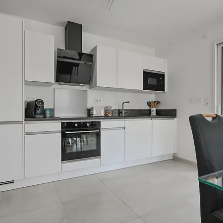 T3 Neuf – C13 - Jardin-terrasse Et Piscine – Accès Direct Plages Et Centre Village Apartment *